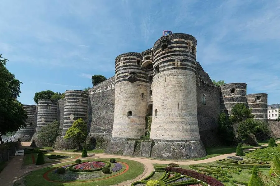 Runde Wehrtürme und Garten am Schloss von Angers