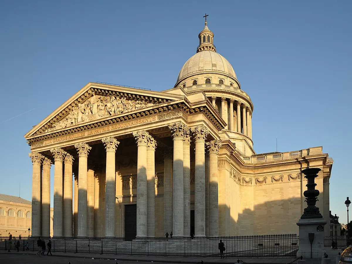 Säulenfassade und Kuppel des Panthéon in Paris.