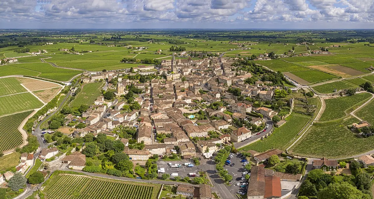 Saint-Émilion und die umliegenden Weinberge aus der Luft.