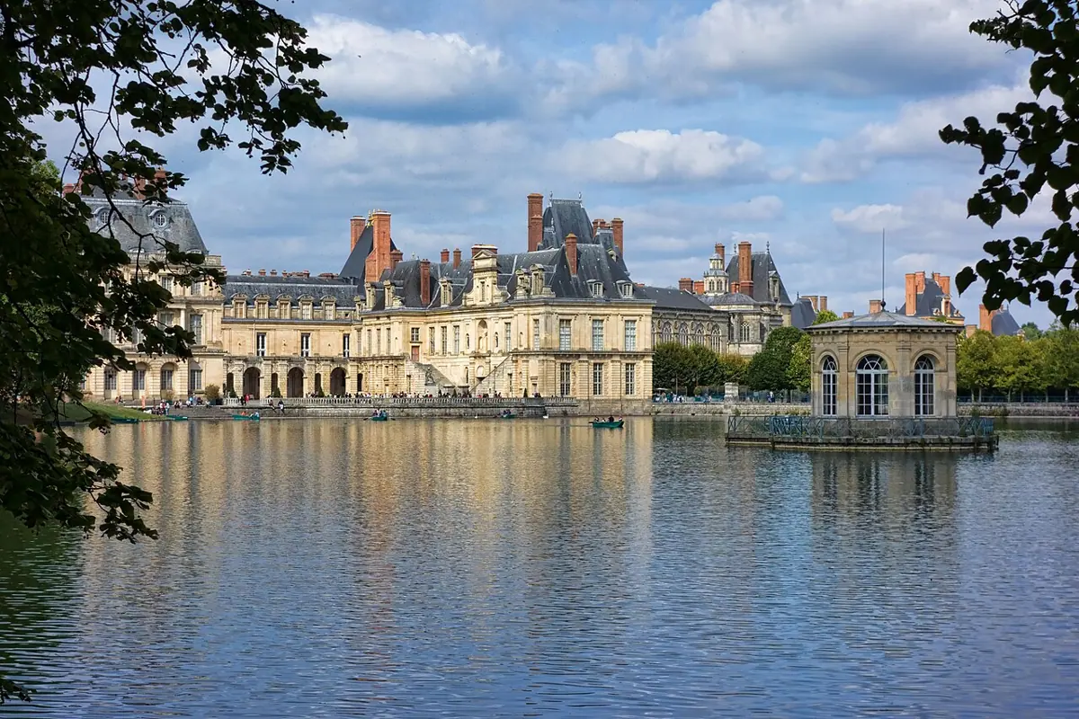 Schloss Fontainebleau am Karpfenteich