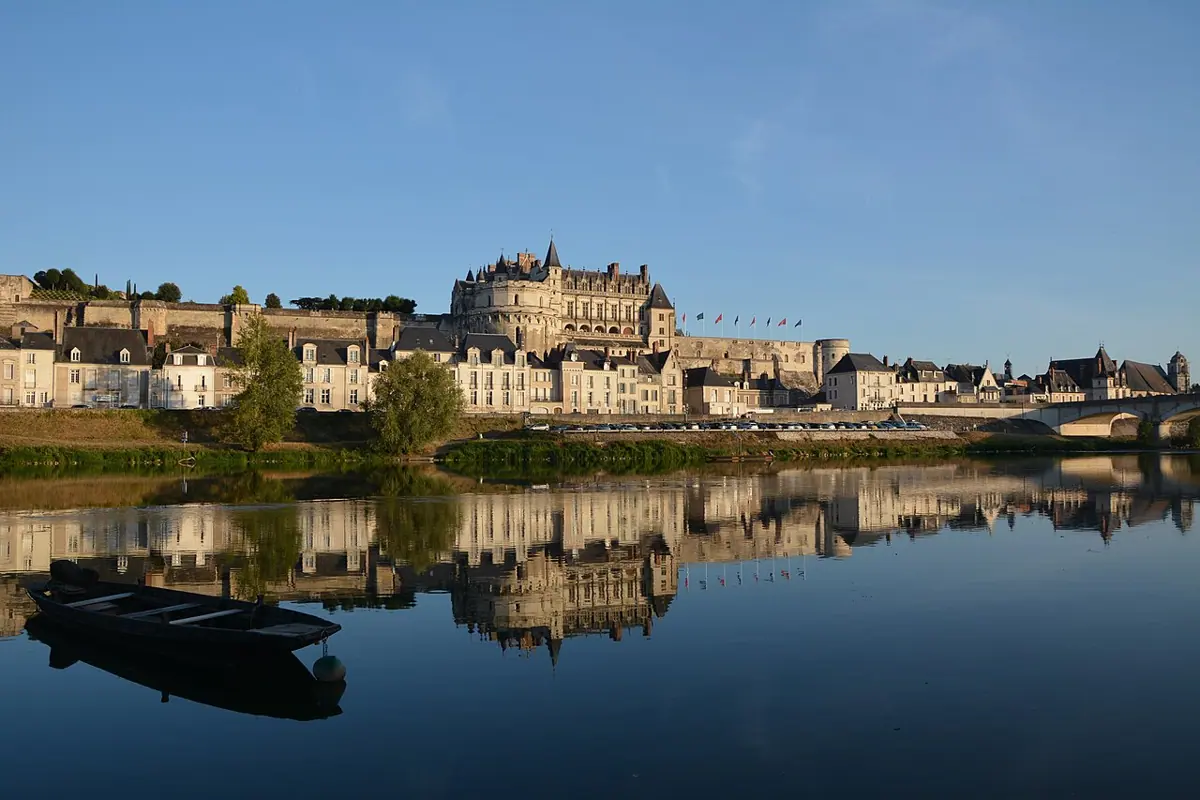 Schloss und Altstadt von Amboise spiegeln sich in der Loire