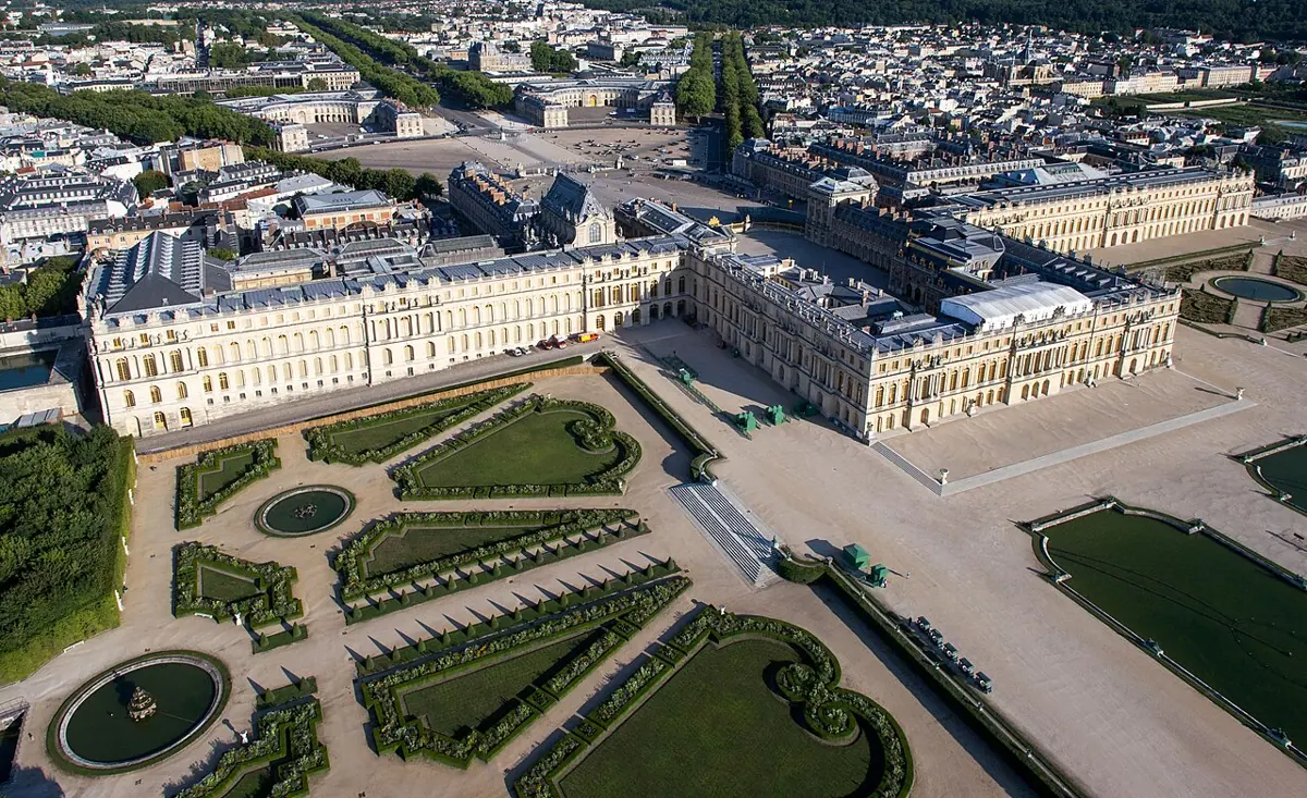 Schloss Versailles mit symmetrischen Gartenanlagen aus der Luft