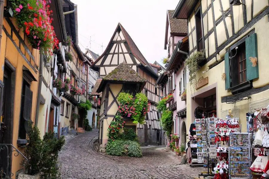 Schmale Fachwerkgasse im elsässischen Eguisheim