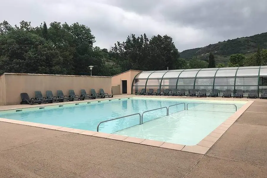Schwimmbecken auf einem Campingplatz in Privas in der Ardèche.