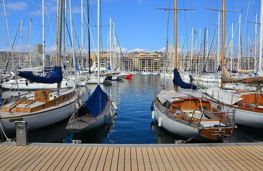 Segelboote im Alten Hafen von Marseille.