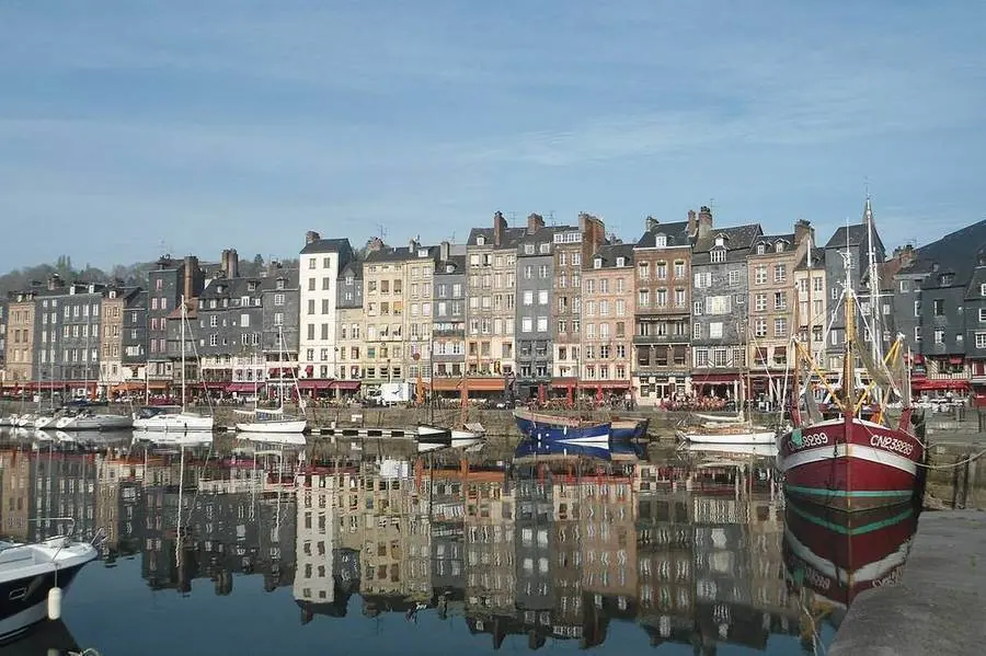 Segelboote spiegeln sich im alten Hafen von Honfleur