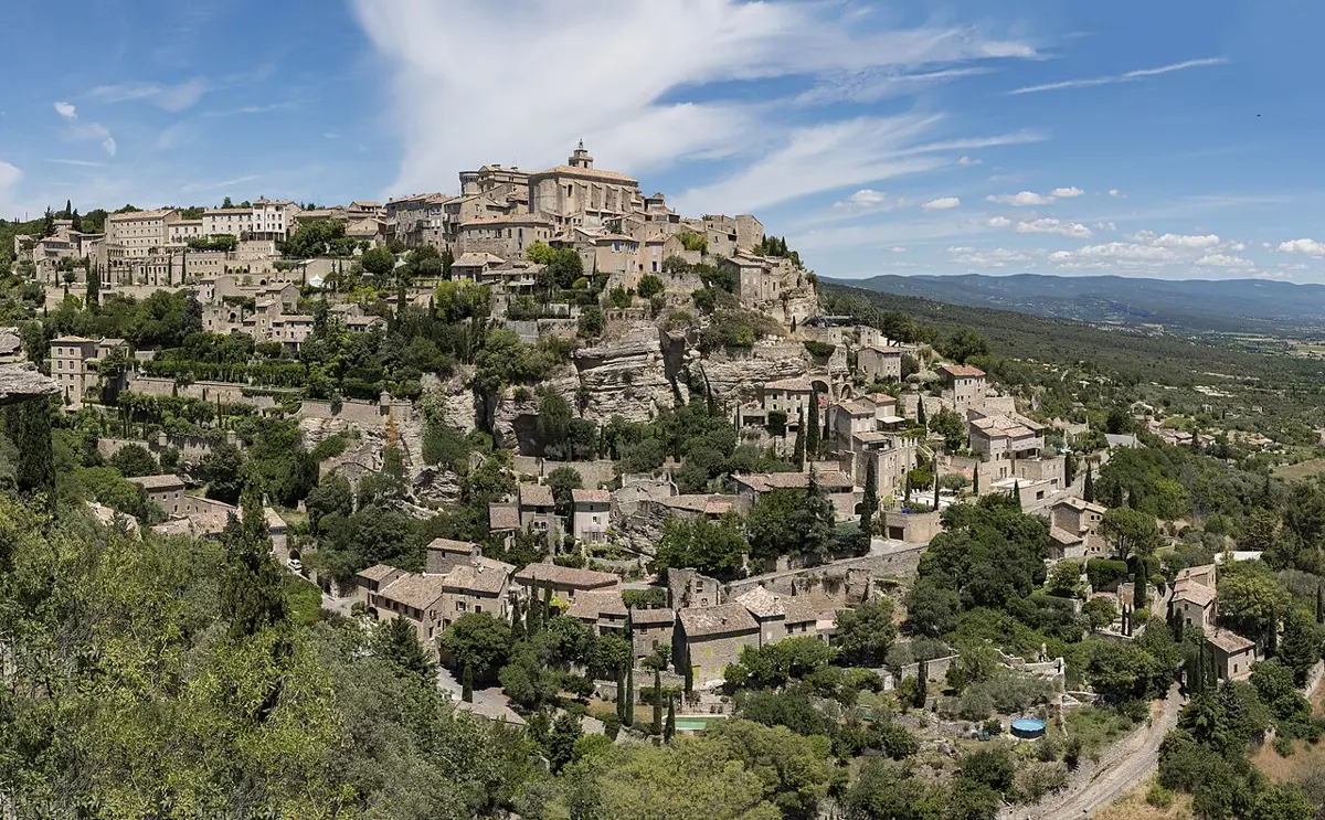 Steinhäuser von Gordes auf dem Hügel im Luberon