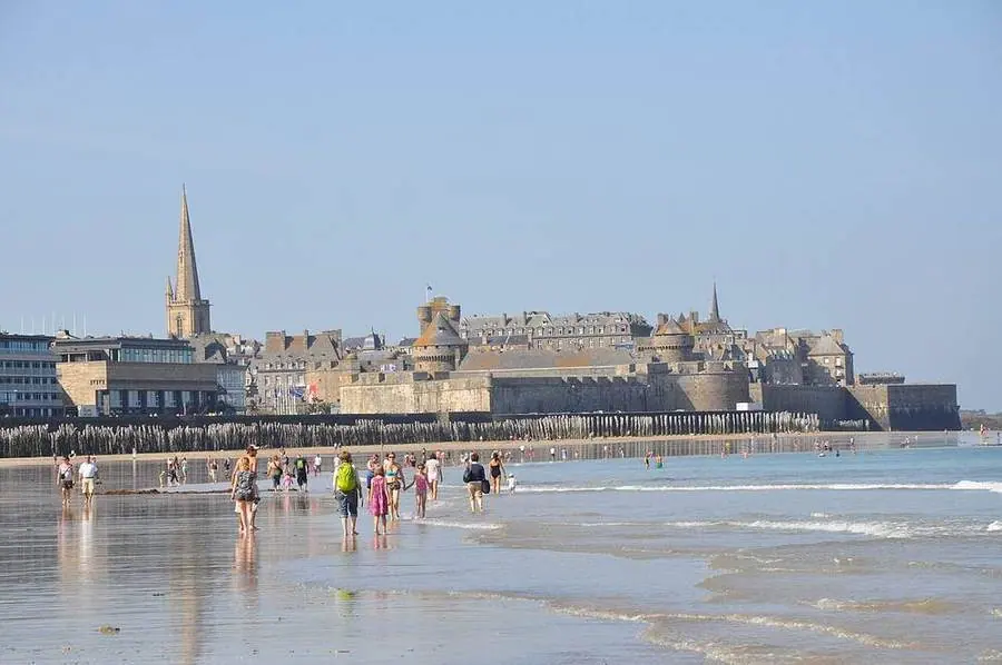 Strand und Stadtmauer von Saint-Malo