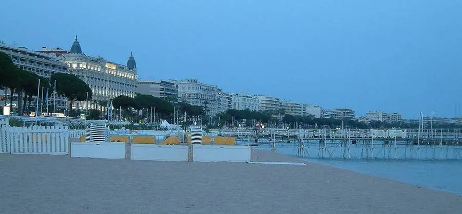 Strand und Ufergebäude an der Croisette in Cannes.