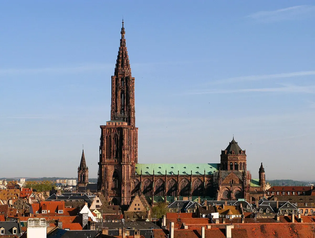 Straßburger Münster über den Dächern der Altstadt
