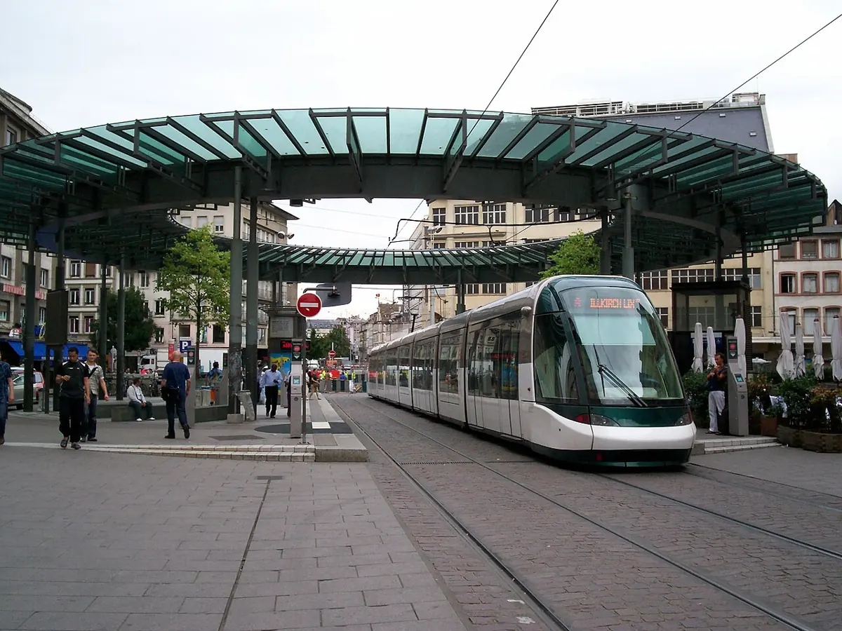 Straßenbahn an der Haltestelle Homme de Fer in Straßburg