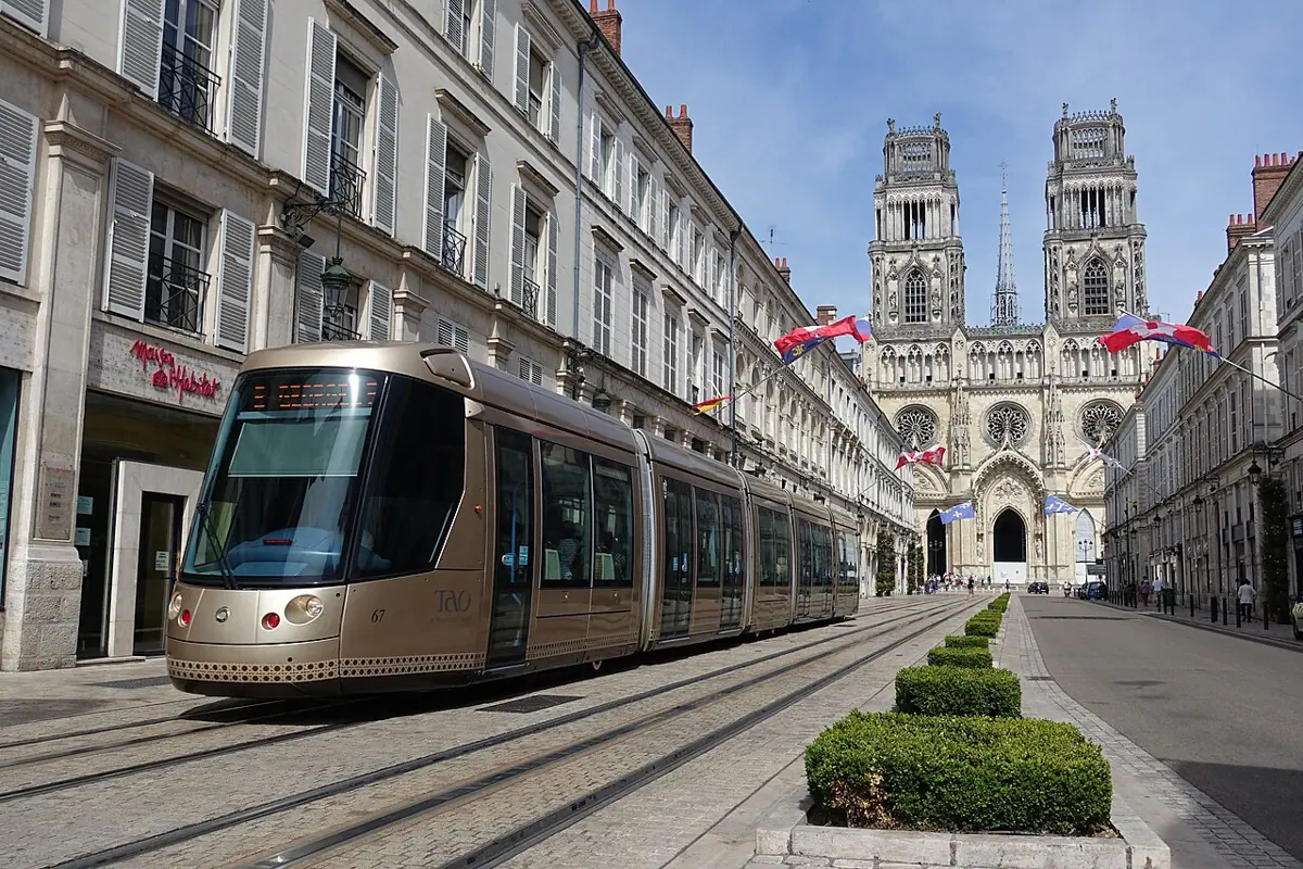 Straßenbahn in der Rue Jeanne d’Arc vor der Kathedrale von Orléans