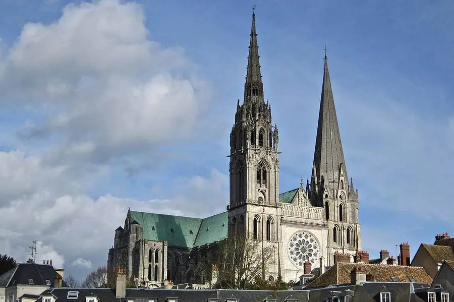 Türme und Dach der Kathedrale Notre-Dame in Chartres