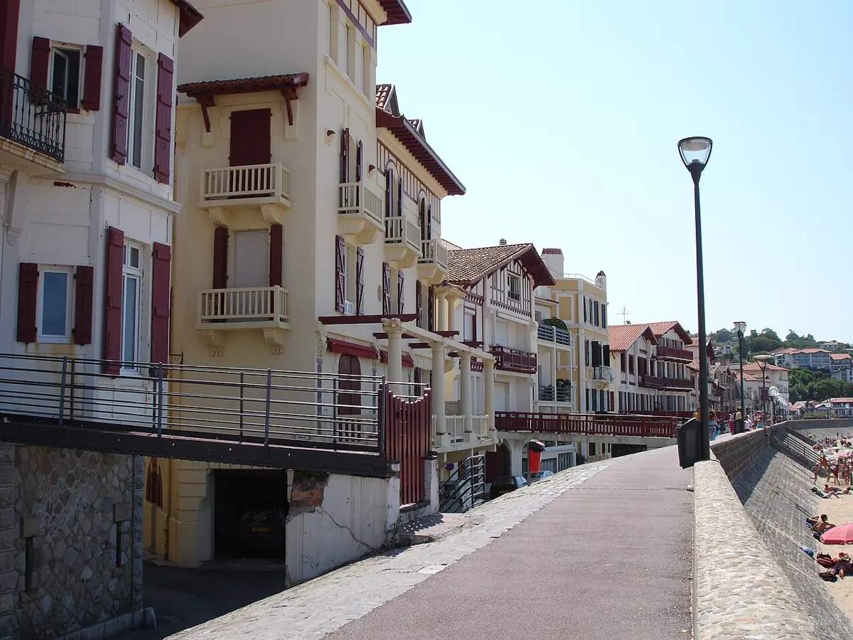 Uferpromenade und baskische Häuser in Saint-Jean-de-Luz