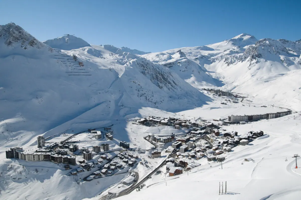 Verschneite Gebäude und Skipisten von Tignes in den französischen Alpen.