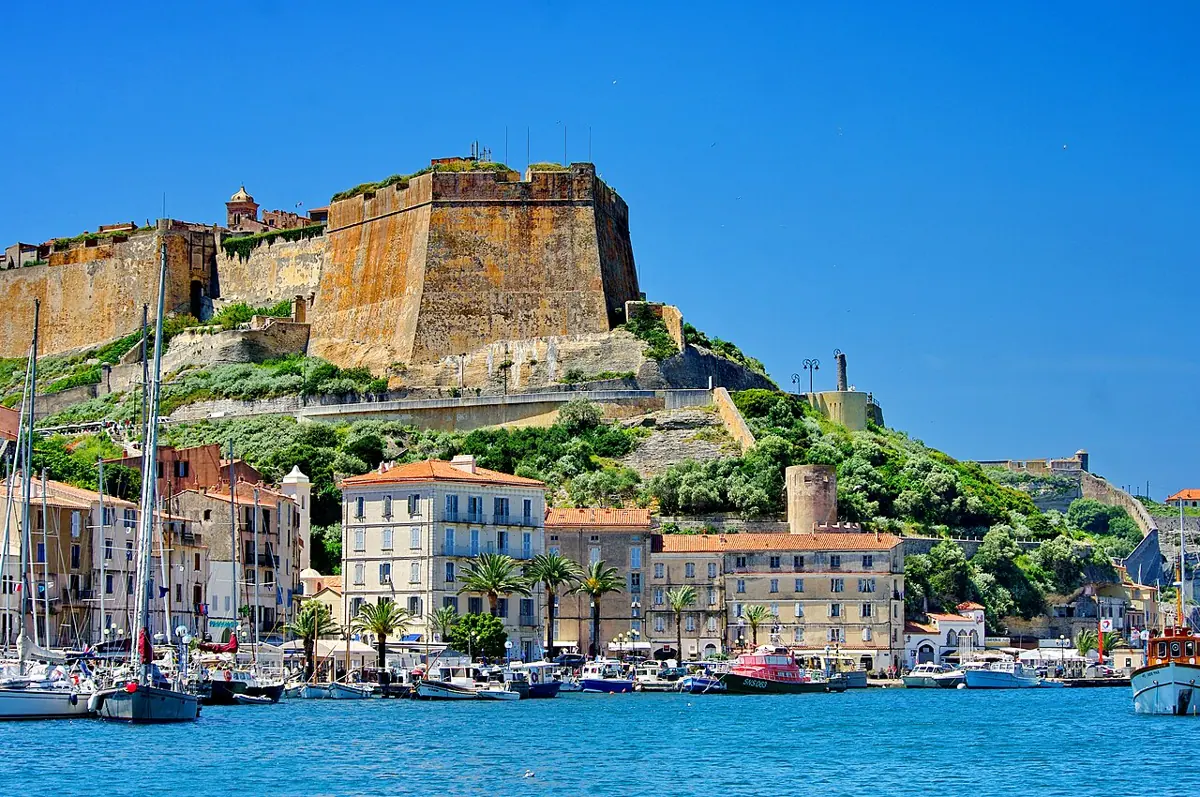 Zitadelle und Häuser am Hafen von Bonifacio