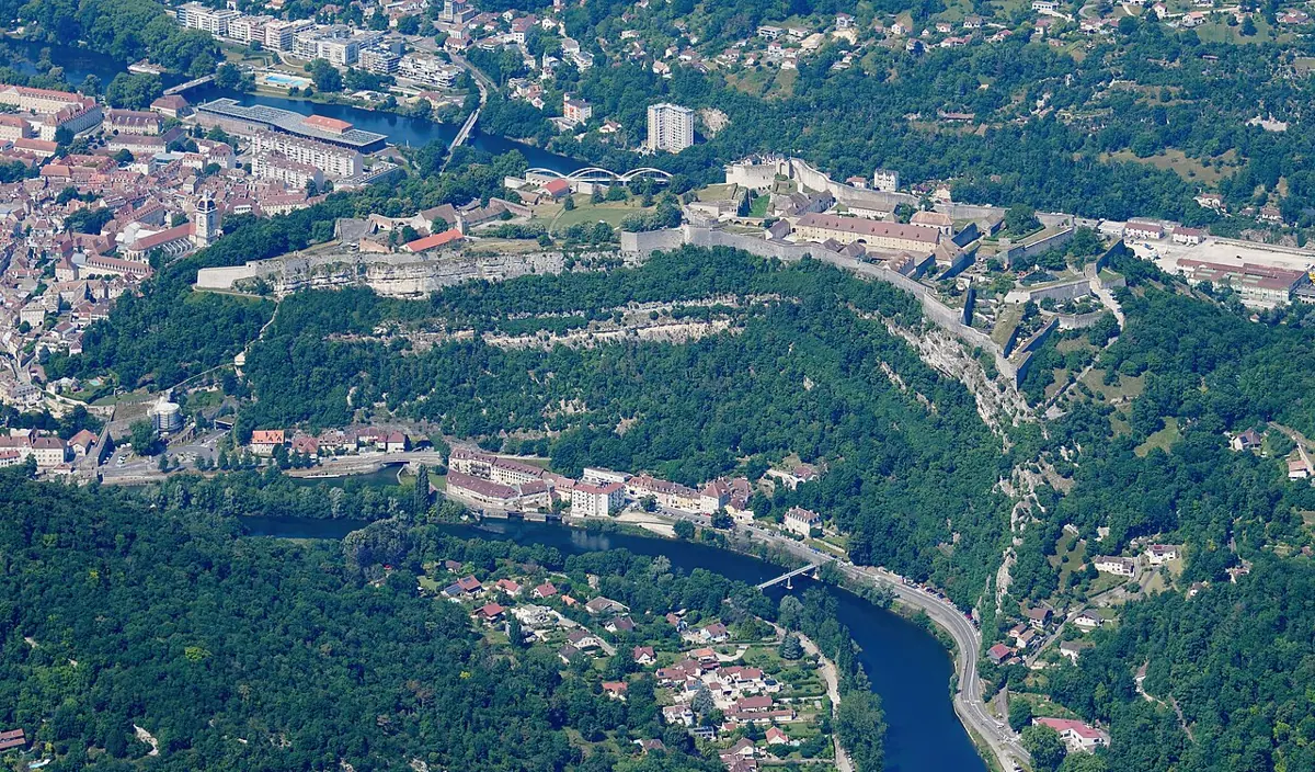 Zitadelle von Besançon über dem Doubs aus der Luft