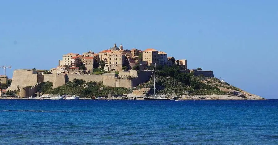 Zitadelle von Calvi über dem blauen Mittelmeer
